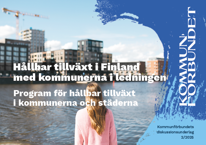 En programbild för 'Hållbar tillväxt i Finland med kommunerna i ledningen'. I förgrunden syns en person med långt hår som tittar ut över vattnet. I bakgrunden syns moderna bostadshus och en byggkran mot en blå himmel. Bilden har en delvis blå överlagring och textövertäck som anger att detta är Kommunförbundets diskussionsunderlag 2/2025.